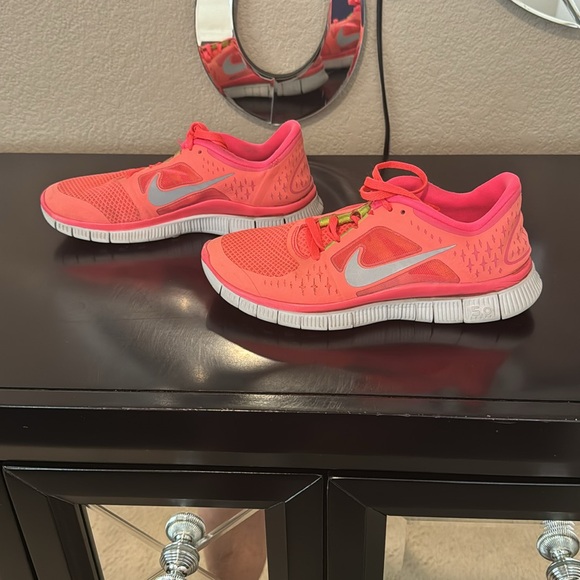 Nike “ FreeRun” running shoes in size 7.5. Beautiful melon color. Worn & clean - Picture 8 of 9